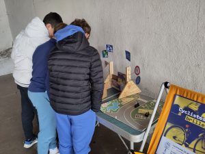 Les premiers collégiens se prète au jeu, et essaye de remplir le petit questionnaire