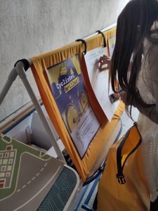 Les filles aussi jouent le jeu, en devinant quels type de vélo correspond à quel usage