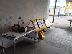 Le stand mobile se monte dans le préau du collège Eugénie de Pomey...