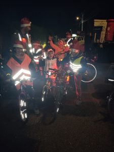 Les enfants, tout brillants, trépignaient d'impatience avant le départ du cortège !