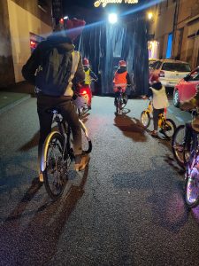 L'avancée vers les rues du centre ville s'est faite doucement, entre les chars de la parade du père Noël